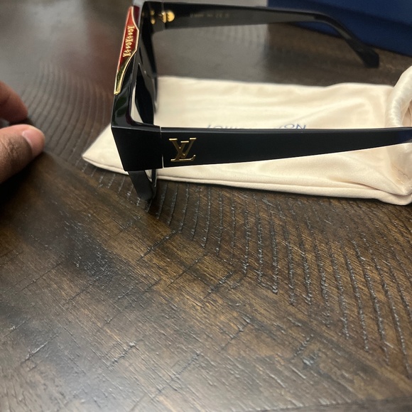 Louis Vitton sunglasses - Picture 1 of 3